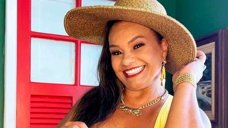 At 66, Solange Couto exudes sensuality while topless in the bathtub