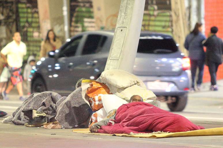 Morador de rua dorme sob o Elevado João Goulart próximo à Rua Conselheiro Brotero, região central da cidade de São Paulo.