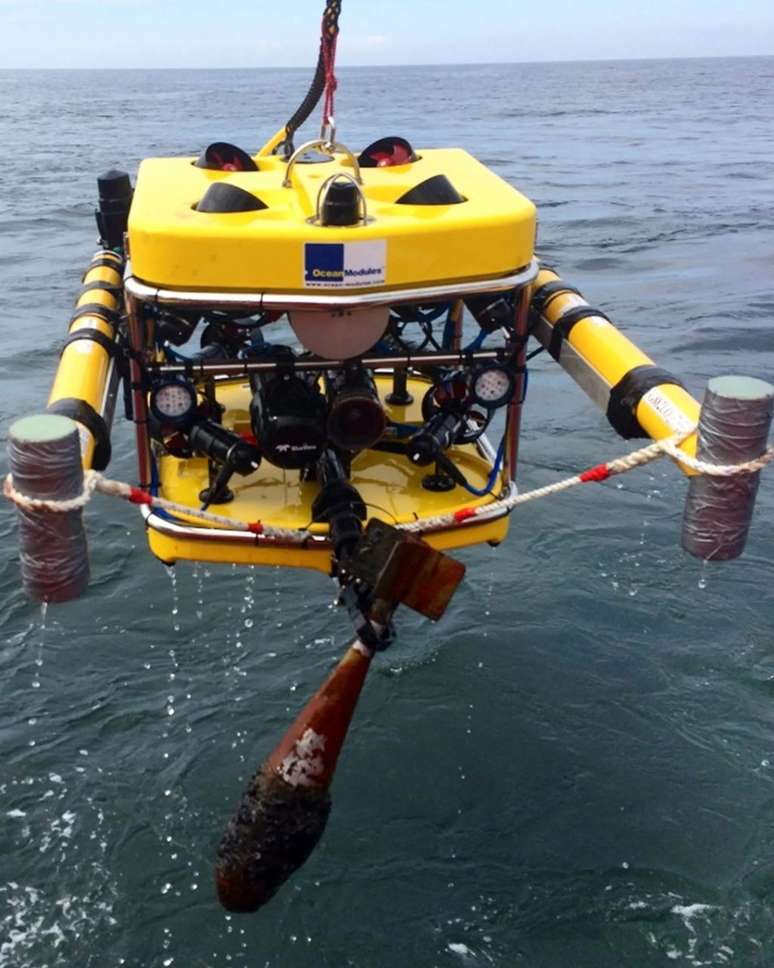 Um dos ROVs da SeaTerra, responsável por vasculhar o fundo do mar e recolher munições, como este morteiro da imagem (Imagem: SeaTerra)