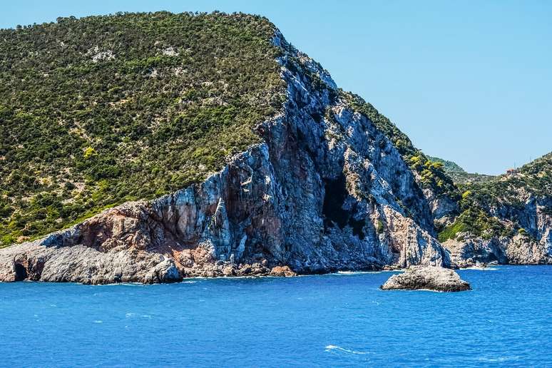 Paredões rochosas e o mar azulíssimo compõem a paisagem de Skopelos