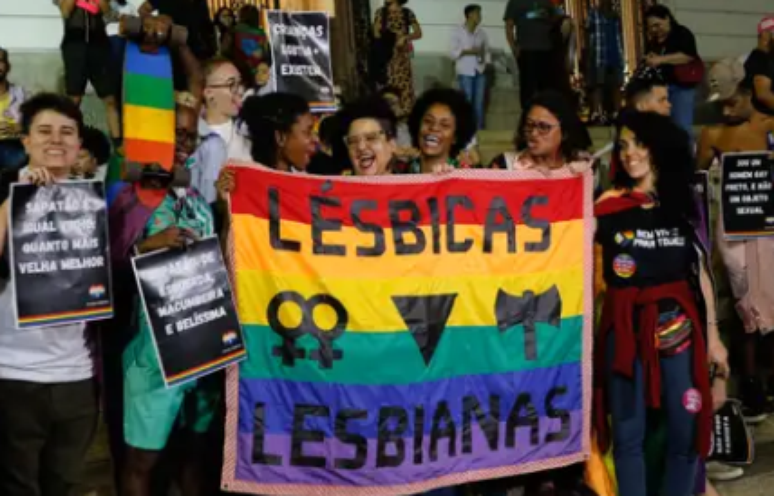 Pessoas celebram o Dia Internacional do Orgulho LGBTQIA+ na Cinelândia, região central do Rioa cidade
