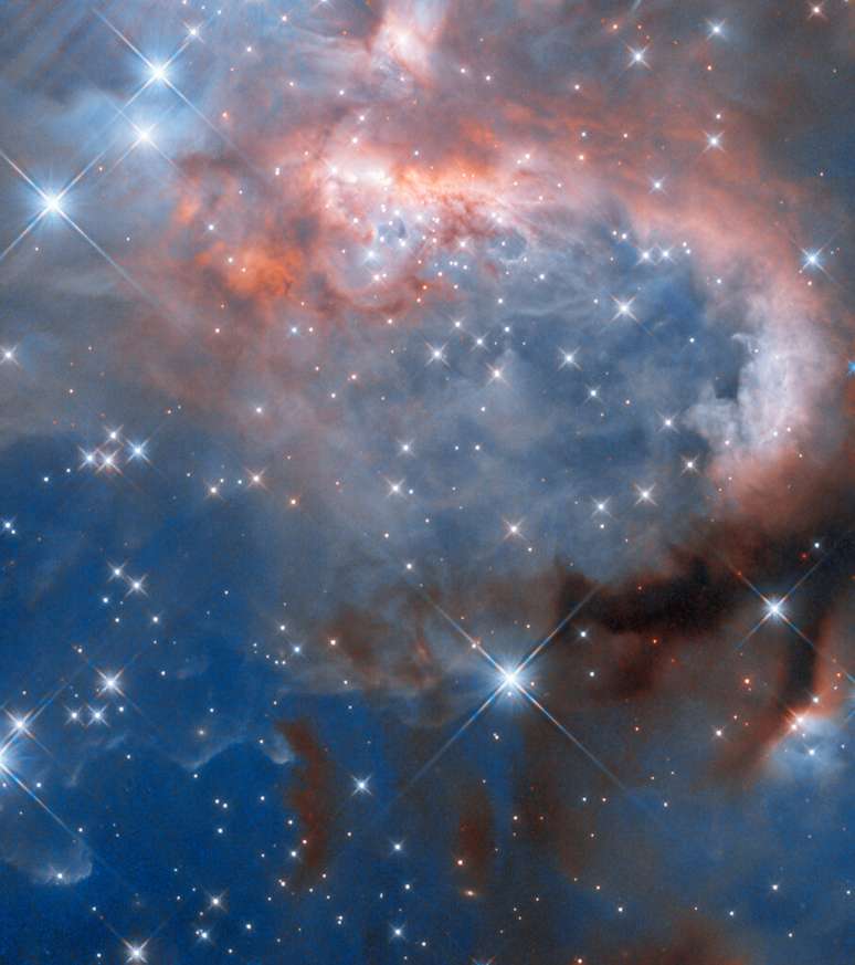 Chamada RCW 7, a nebulosa está localizada a pouco mais de 5.300 anos-luz da Terra, na constelação de Puppis.