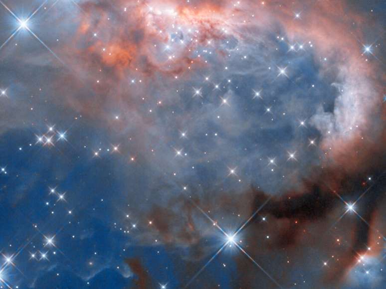 Hubble captura estrelas infantis transformando uma nebulosa