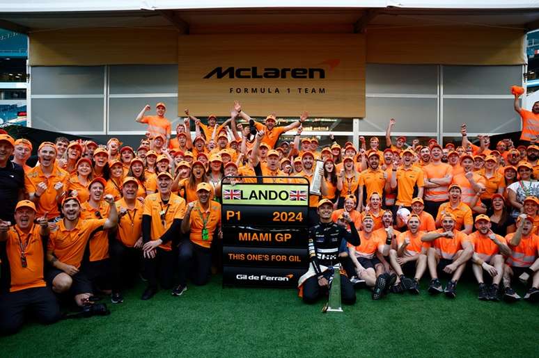 McLaren comemorando a vitória em Miami. Por mais dias assim...