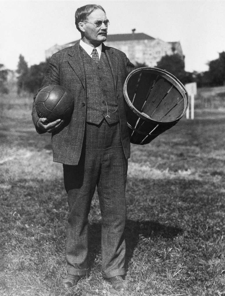 James Naismith, o inventor do basquete, em foto dos anos 1930