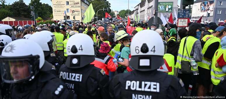 Milhares de manifestantes protestaram em Essen contra a realização do congresso da AfD