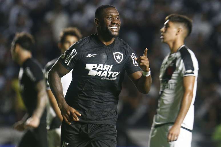 Zagueiro Bastos comemorando o gol contra o Vasco. 