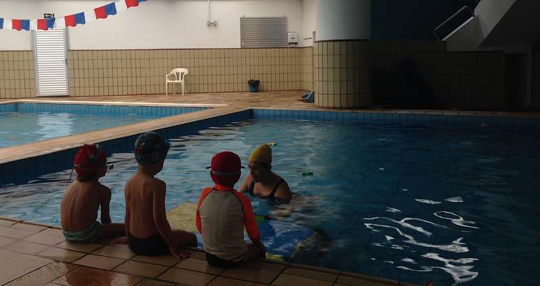 Aula de natação para crianças na sede da ACM de Pinheiros, em São Paulo