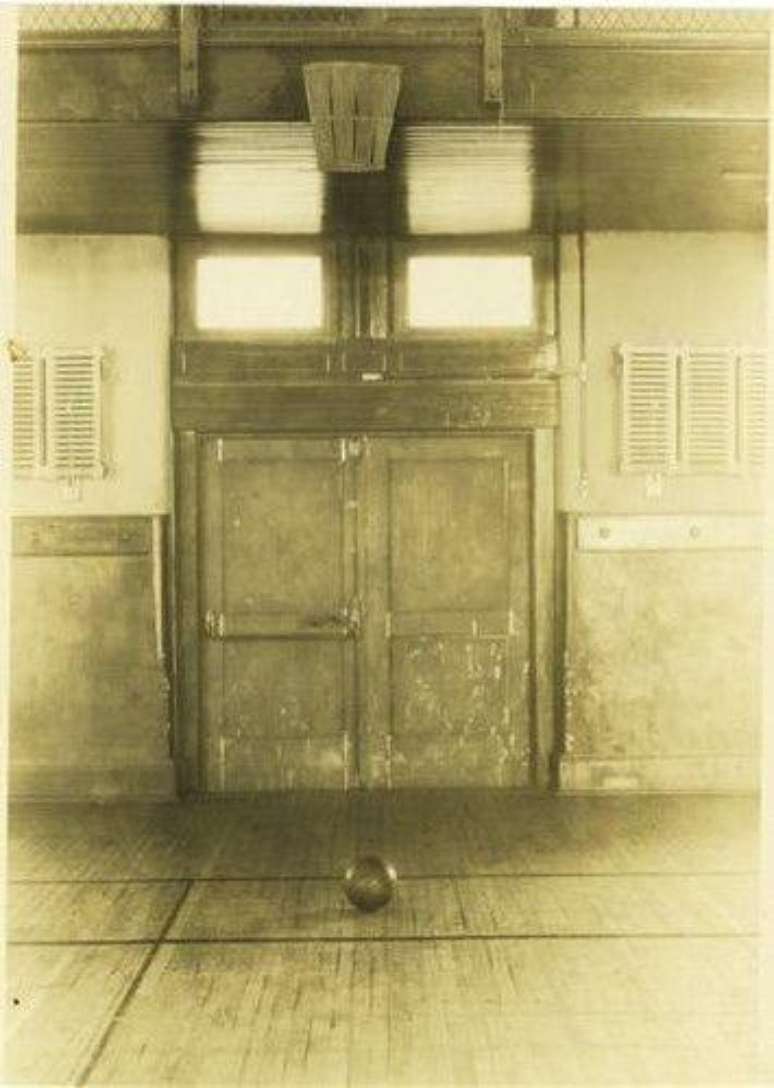 A primeira cesta de basquete na quadra da YMCA Training School, em Springfield, nos EUA