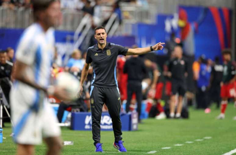 Scaloni orienta seus jogadores no duelo de estreia da Argentina na Copa América –