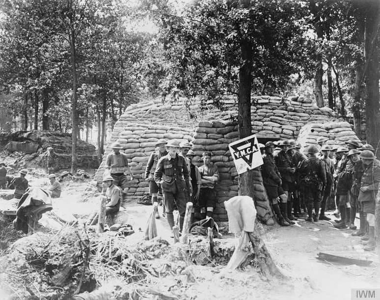 YMCA atuando no front ocidental da Primeira Guerra Mundial, em foto registrada pelo britânico John Warwick Brooke