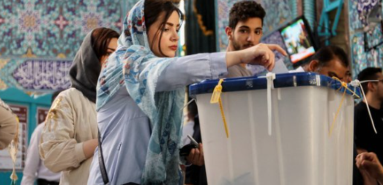 Moderado e preferido de Khamenei disputarão segundo turno no Irã