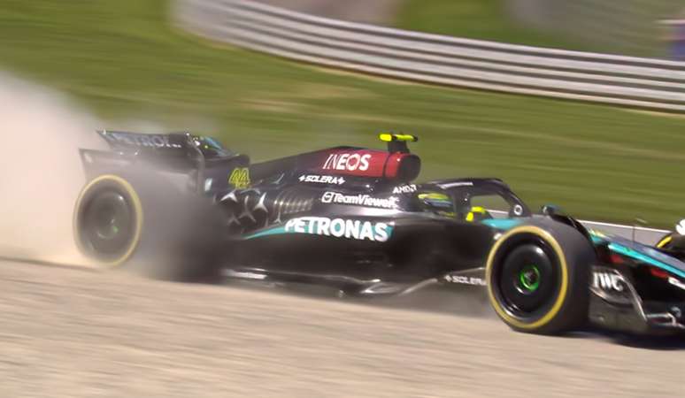Lewis Hamilton tentou andar rápido, mas o seu W15 foi para a brita e estragou o assoalho...