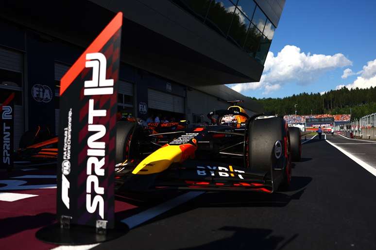 Mais uma cena constante na F1: Max Verstappen na primeira posição...