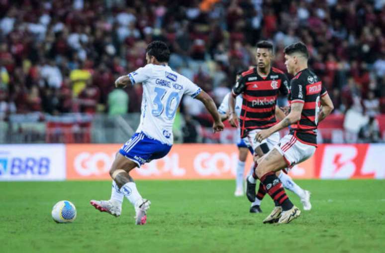 Gustavo Verón, do Cruzeiro, tenta dominar a bola, mas Luiz Araújo e Bruno Henrique, do Flamengo, estão ligados na jogada
