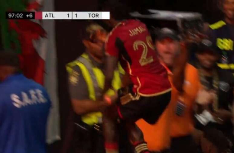 Comemoração de Jamal Thiaré após gol da vitória na MLS –