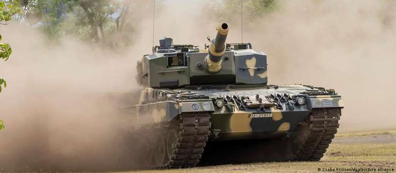 Tanque alemão Leopard 2, um dos itens da indústria bélica alemã que têm sido exportados à Ucrânia