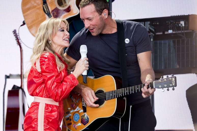 Martin com Kylie Minogue no palco do Festival de Glastonbury em 2019, quando a cantora australiana se recuperou de um câncer.