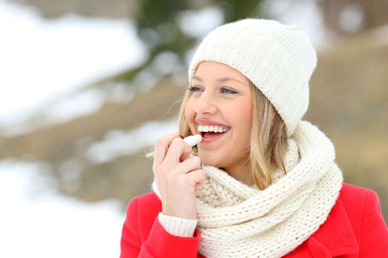 Uma parte do corpo que costuma ser esquecida são os lábios, que ressecam muito no inverno