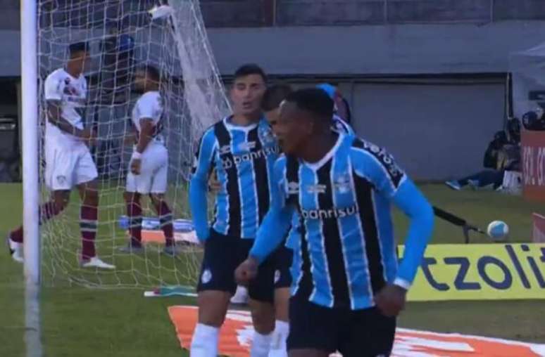 Grêmio vence o Fluminense e respira no Brasileirão –