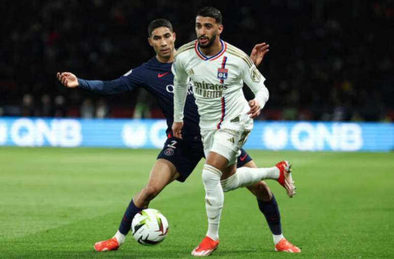 Benrahma tenta se livrar da marcação do Paris Saint-Germain –