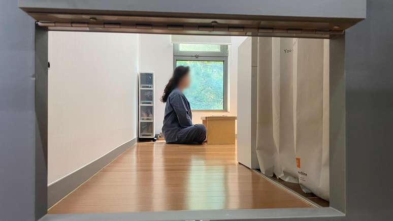 Pais sul-coreanos passam voluntariamente algum tempo sozinhos em celas