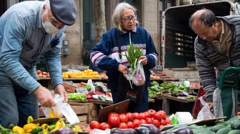 A frutas e as verduras são mais caras no Uruguai (foto) do que no vizinho Brasil, segundo estudo