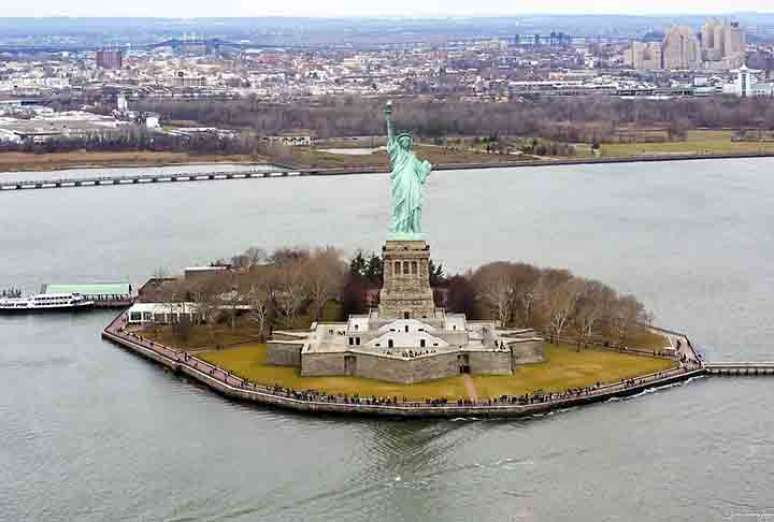 Muitas cidades possuem monumentos históricos que as representam, sendo verdadeiros cartões-postais para turistas. Quem embarca rumo à Nova York, não pode deixar de incluir na programação uma visita à Estátua da Liberdade, uma das principais atrações turísticas com seus 93 metros de altura.