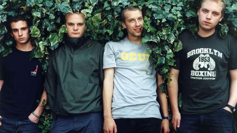 Coldplay lançou Parachutes, seu álbum de estreia, em 2000 e virou alvo de críticas... e adoração. (Da esquerda para a direita: baixista Guy Berryman, guitarrista Jonny Buckland, vocalista/pianista Chris Martin e baterista Will Champion