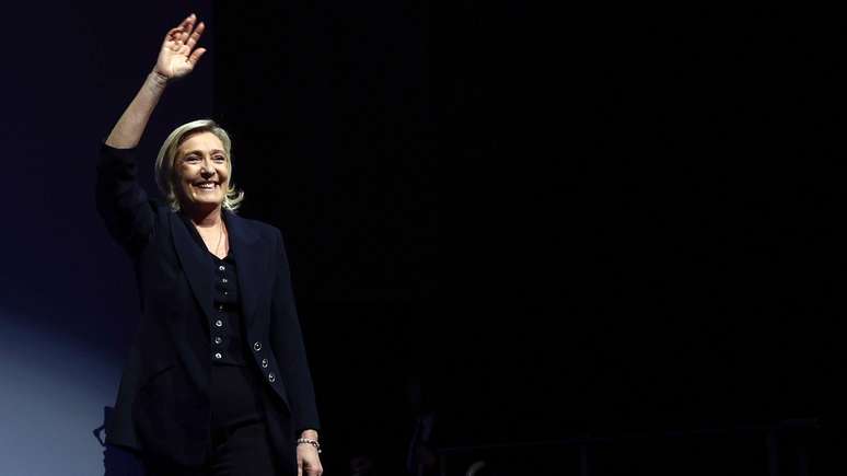 Marine Le Pen afirmou que o partido de Macron foi 'praticamente aniquilado'