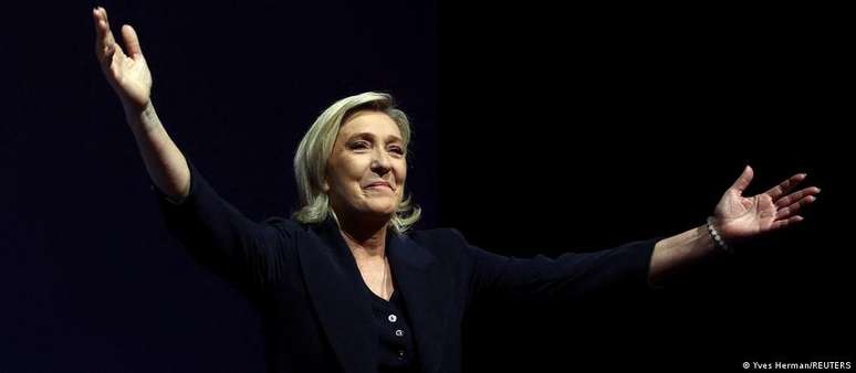 A líder ultradireitista Marine Le Pen, do Reunião Nacional, sorri para apoiadores após anúncio dos resultados preliminares que dão vitória a seu partido
