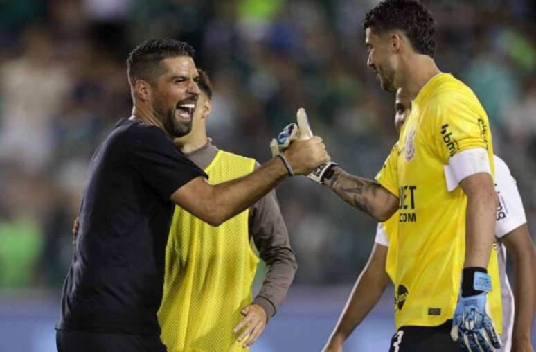 António Oliveira reencontra Palmeiras, muito balançado no cargo