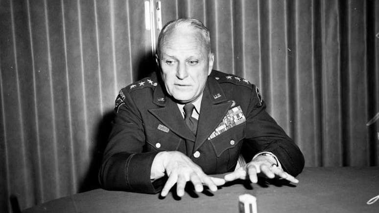 O General Joseph Swing foi fotografado dois anos antes de se aposentar e assumir a liderança do Serviço de Imigração e Naturalização (INS)