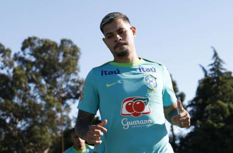 Bruno Guimarães durante treino da Seleção –