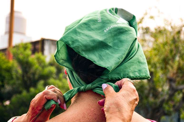 O len&ccedil;o verde ganhou for&ccedil;a como s&iacute;mbolo feminista na Argentina, primeiro pa&iacute;s da Am&eacute;rica Latina a legalizar o aborto