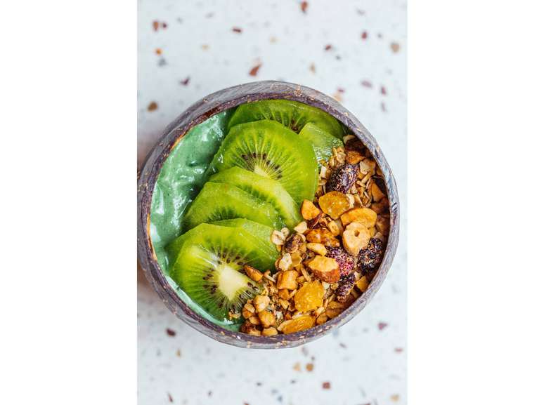 Este bowl com creme de avocado, banana, kiwi e granola é uma ótima opção para o verão