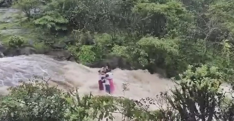 Vídeo mostra família sendo arrastada por enchente na Índia.