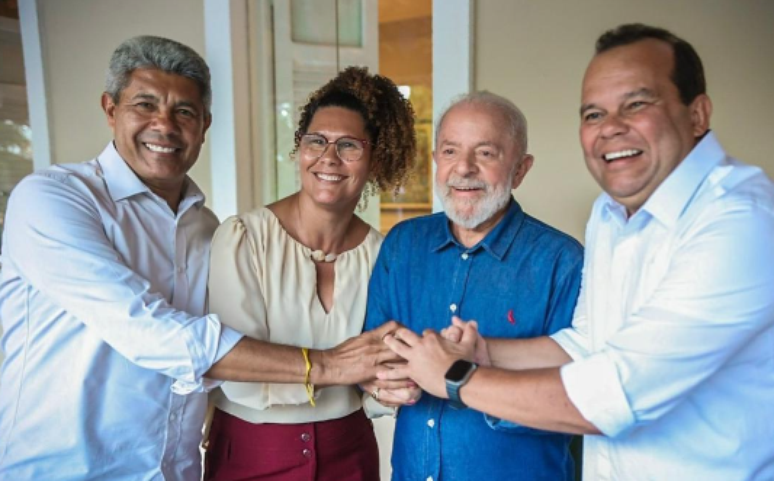 Na foto, da esquerda para a direita: Jerônimo Rodrigues, governador da Bahia; Fabya Reis, pré-candidata a vice-prefeita de Salvador; o presidente Lula; e Geraldo Júnior, vice-governador da Bahia
