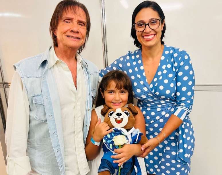 Roberto Carlos com a neta caçula, Laura, e a mãe dela, Valeska, viúva de Dudu Braga
