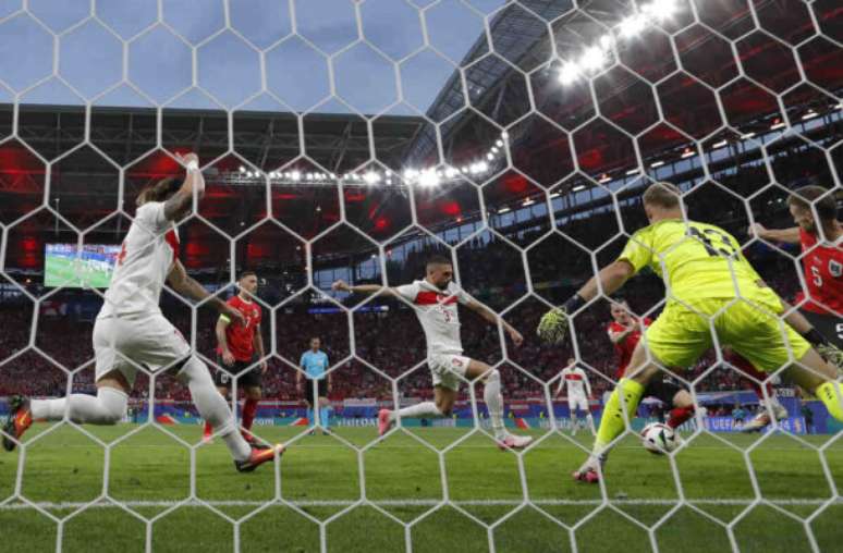 Momento do primeiro gol marcado por Demiral na vitória sobre a Áustria –