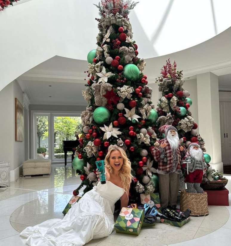 No Natal, Eliana costuma montar a árvore nataliana no hall de entrada da casa, que é bem iluminado