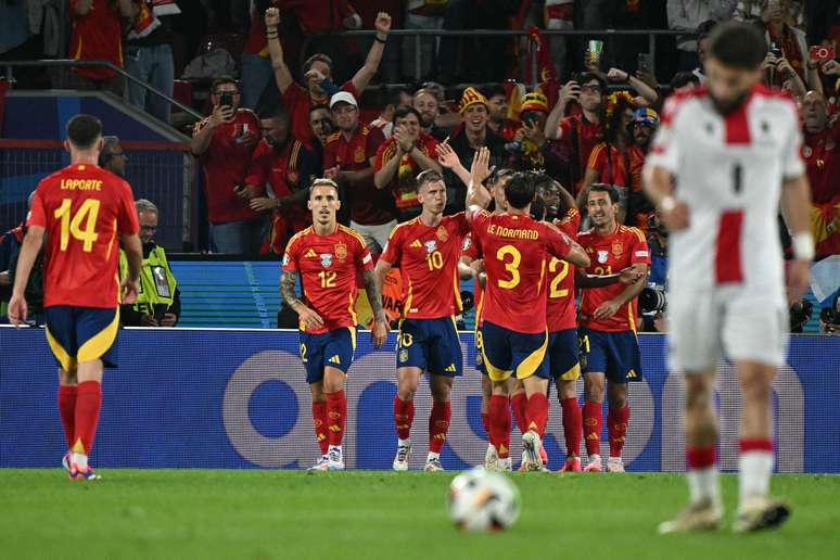 Jogadores da Espanha celebram gol na Eurocopa