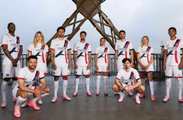 Jogadores posam com novo uniforme do Paris Saint-Germain –