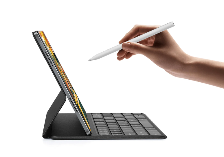 Redmi Pad 6 possui suporte para caneta stylus Smart Pen 2 que recarrega magneticamente ao ser posicionada na parte superior do tablet (Imagem: Reprodução/Xiaomi)