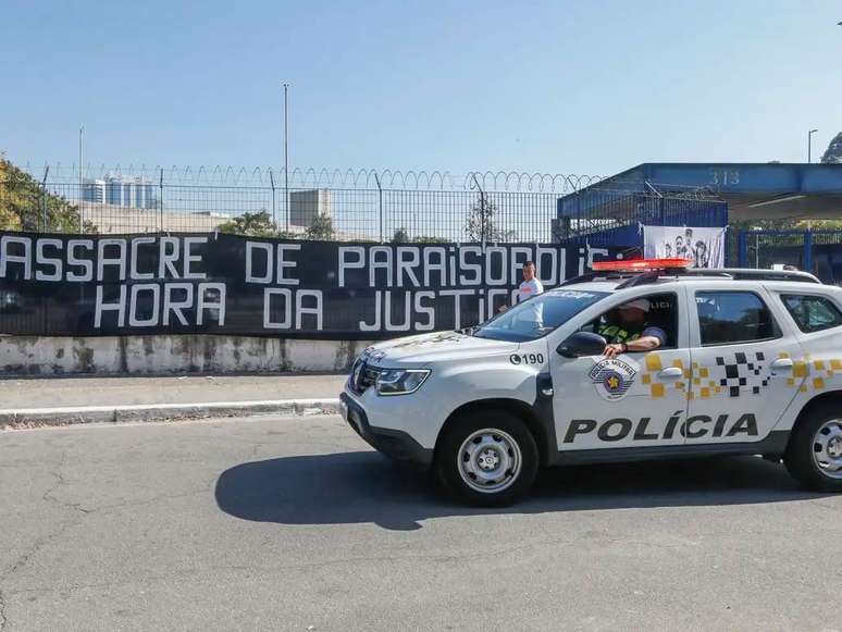 Viatura da PM paulista no Fórum Criminal da Barra Funda durante protesto de familiares de vítimas