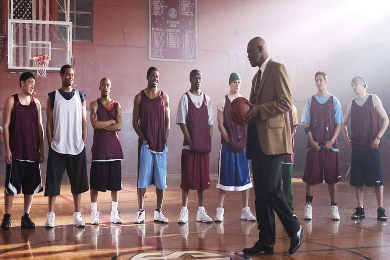 No filme “Coach Carter – Treino para a vida”, Ken Carter muda a história dos jovens que fazem parte do time de basquete 