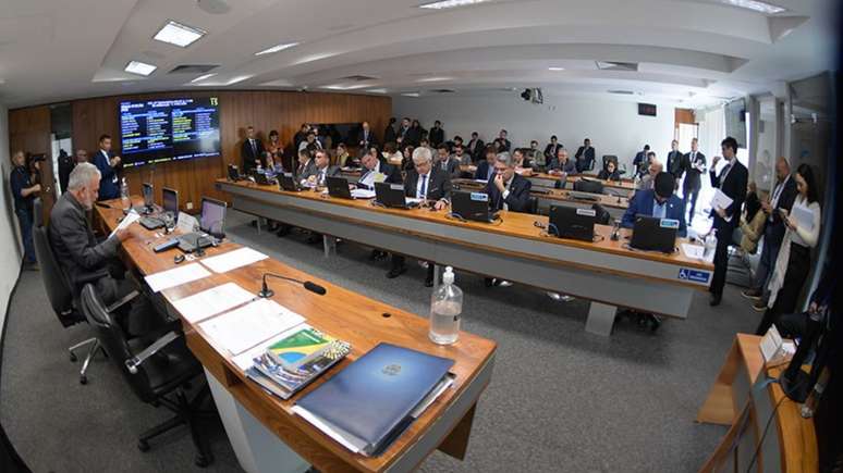 Projeto foi aprovado em reunião presidida por Sérgio Petecão (à esq.)