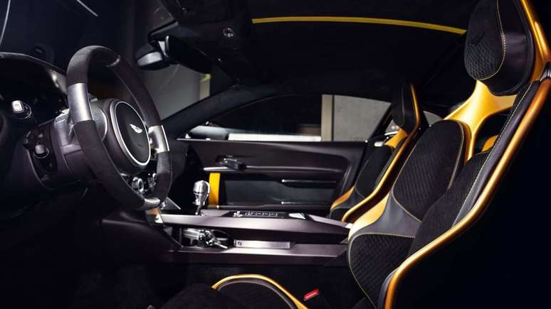 Cockpit do Valiant tem traços herdados de carros de corrida tradicionais (Imagem: Divulgação/Aston Martin)