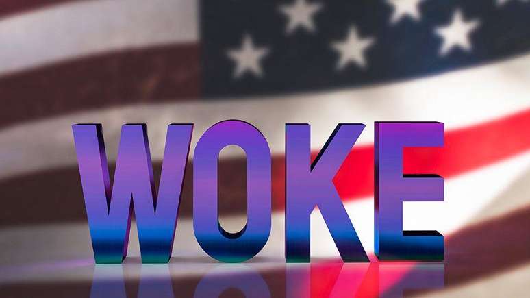 a palavra 'woke' com a bandeira dos EUA ao fundo 