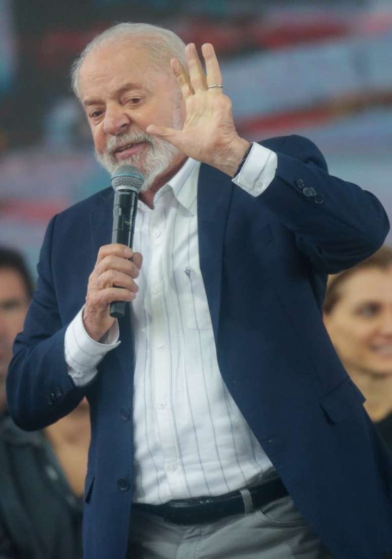Lula diz que dólar preocupa, mas há especulação
